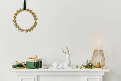 客厅里白色烟囱上的圣诞作文装饰精美。圣诞树和花环，蜡烛，星星，光。复制空间。模板.