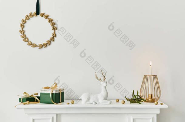 客厅里白色烟囱上的圣诞作文装饰精美。圣诞树和花环，蜡烛，星星，光。复制空间。模板.