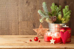 圣诞节背景,有松树枝条,装饰品和烛光装饰在木制桌子上.冬季贺卡.