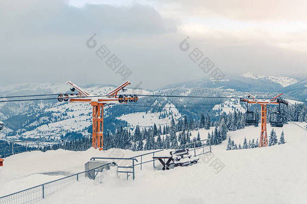 滑雪电梯或滑车在雪地的森林景观冬季.冰雪覆盖的冷山背景全景。寒假和滑雪胜地的娱乐活动