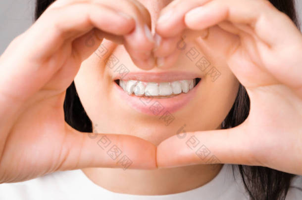 拥有完美笑容的快乐女人，她的牙齿上长着透明的扁桃体，显示出她的爱心。可移动的<strong>支撑</strong>架.