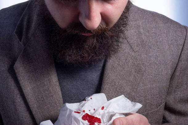 血型咳嗽，大胡子商人把血咳进餐巾纸里，近距离观察，医学概念从一个血淋淋的男人身上取出来