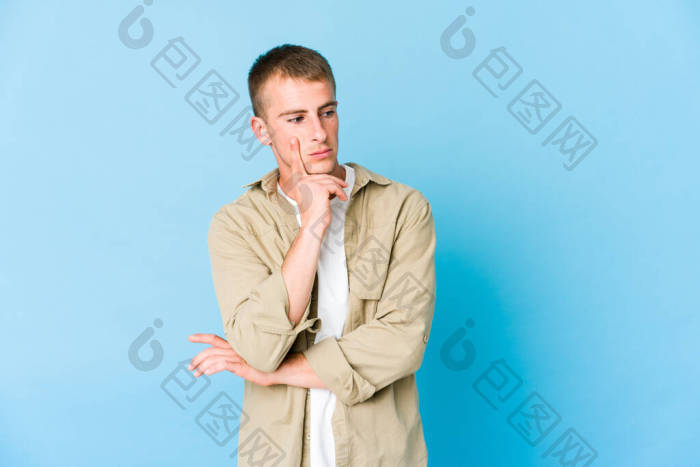 年轻的高加索帅哥带着怀疑和怀疑的表情侧视图片-包图网企业站