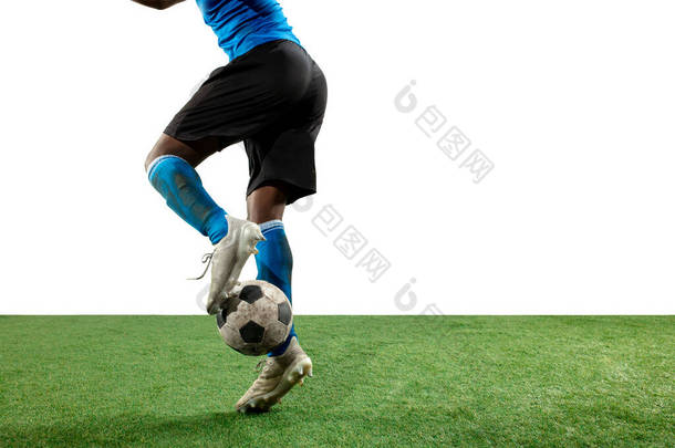 职业足球的近腿，足球运动员在球场上为争夺球而战斗，在白人背景下被隔离