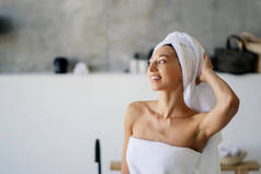 白色毛巾的女模特妇女、美与卫生概念.