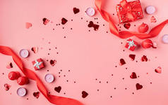 情人节的背景是粉红的蜡烛、礼物、红心和眼镜片。复制空间