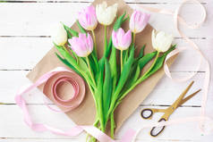 花匠收集了一束春天的嫩嫩的郁金香，有选择的焦点。儿童节，情人节。母亲节