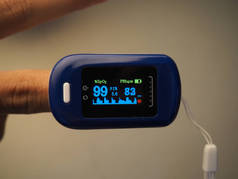 测量血液氧饱和度和心率的指尖脉动血氧计图像