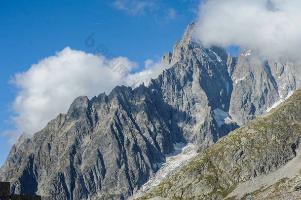 勃朗峰（Mont Blanc）是意大利和法国边境西部阿尔卑斯山的山脉，是欧洲最高的山峰。在勃朗峰下建造了一条11公里长的隧道，连接邻近各州.