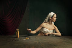 以考罗纳维勒斯为主题的古典艺术的现代再现- -黑暗背景下的中世纪年轻女性