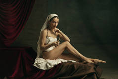 以考罗纳维勒斯为主题的古典艺术的现代再现- -黑暗背景下的中世纪年轻女性