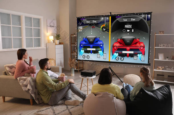 朋友们在家里的大屏幕上玩电子游戏