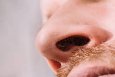 男性鼻孔闭合底部视图-鼻孔中的毛