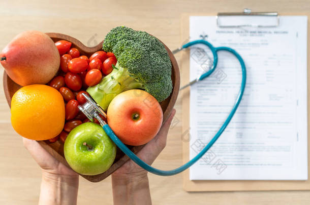 通过胆固醇饮食促进心脏健康的营养食品和营养学家和医生推荐的健康饮食与心菜中的清洁水果和蔬菜相结合的健康营养食品，促进病人的健康