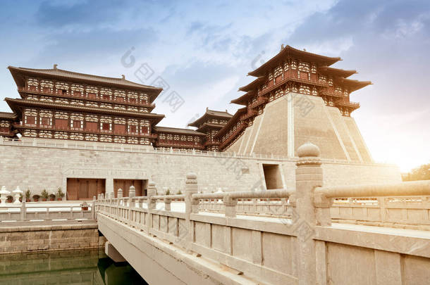 迎天门是隋唐洛阳市的南门。它建于605年.