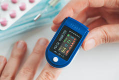 脉冲血氧计指测量血液氧饱和度和脉搏率的数字装置.