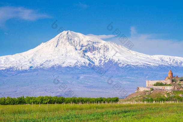 从亚美尼亚埃里温看Ararat山前面的Khor Virap修道院。这座被雪覆盖的休眠火山在圣经中被<strong>描述</strong>为诺亚方舟的安息之地.