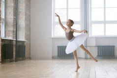 跳芭蕾的小女孩穿着漂亮的燕尾服，在舞蹈室学习芭蕾
