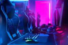 职场专业游戏玩家的咖啡厅具有强大的个人电脑游戏座椅蓝色。概念网络体育领域