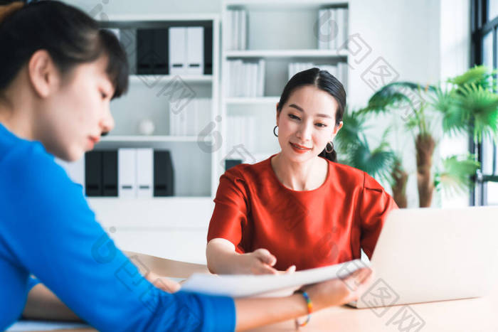 亚洲女实业家教学的选择性重点并对实习办公图片-包图网企业站
