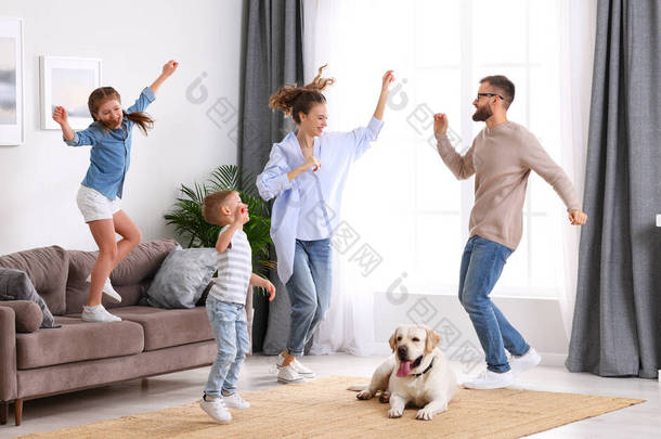 全身上下都是精力充沛的快乐家庭：周末在家里，父母和孩子们在地毯上休息，一边<strong>玩乐</strong>一边跳舞
