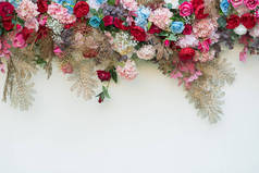 婚纱背景，婚纱装饰，玫瑰墙，色彩艳丽的背景，新鲜玫瑰，花束