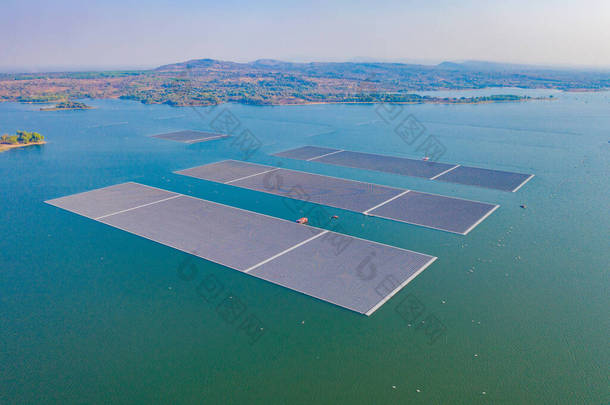 从空中俯瞰漂浮在湖海或<strong>海洋</strong>中的浮标上的太阳能电池板或太阳能电池。水电厂,可再生能源.工业中的电力<strong>生态</strong>技术.