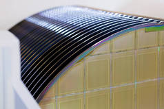 桌上白色塑料盒中的硅晶片-晶片是半导体材料的薄片，如晶体硅，用于电子集成电路的制造.