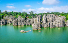 云南石林森林公园美丽的湖面和蓝天之上形成石灰岩