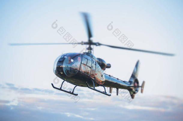 民用黑色<strong>直升机</strong>准备飞行，商业包机私人复印机在<strong>直升机</strong>停机坪机场与乘客登机，飞行员，获得飞行员课程执照，<strong>直升机</strong>在绿草上着陆
