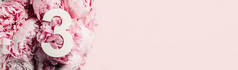 创意布局。粉色牡丹花，三位数3 。生日贺卡。周年纪念的概念。顶部视图。复制空间。花的背景上有花柱白色的数字.数字数字