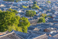 日出时城中心的空中景观.丽江中国.