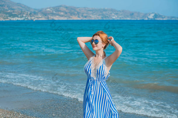 <strong>春夏</strong>季节.假期和旅行时间。海滩上的女人，海景，希腊风景不错
