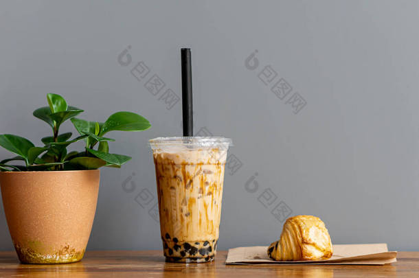 咖啡店桌上放有小吃的小茶壶和奶茶杯.