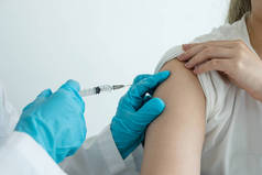女医生用注射器接种疫苗，以防止医院流行、保健和医疗概念.