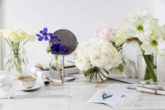 2021年3月20日，英国伦敦，白色玫瑰、粉色兰花、蓝色海葵、黄色蝴蝶、百合花在桌上圆形花瓶中，作为厨房装饰的特殊场合。复制空间