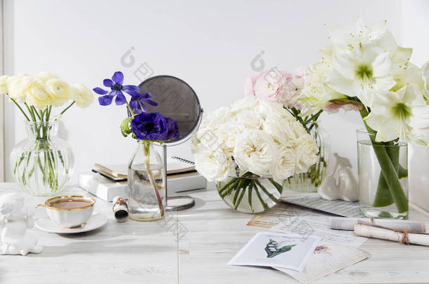 2021年3月20日，英国伦敦，白色玫瑰、<strong>粉色</strong>兰花、蓝色海葵、黄色蝴蝶、百合花在桌上圆形花瓶中，作为厨房<strong>装饰</strong>的特殊场合。复制空间