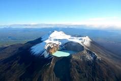 活火山火山口中的酸性湖泊.直升机视图