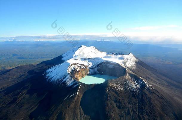 活火山火山口中的酸性湖泊.直升机视图