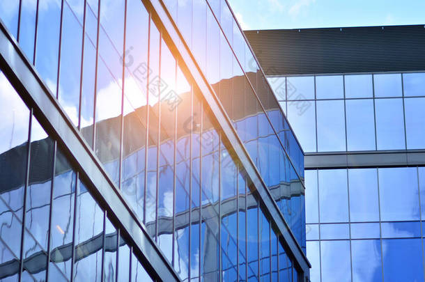现代写字楼的细节,玻璃窗表面背景清澈.办公大楼透明玻璃墙.