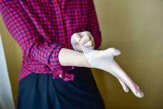个人防护设备乙烯基一次性手套，女性双手戴手套.