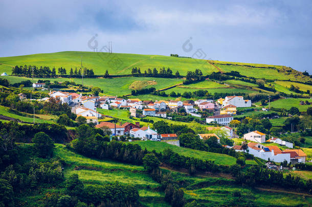 葡萄牙亚速尔圣米格尔岛东北海岸的Pedreira村景观。葡萄牙亚速尔圣米格尔岛东北海岸的Pedreira村和Pico do Bartolomeu景观.