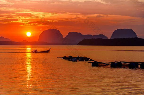 <strong>在</strong>日出时分，<strong>在泰国</strong>彭加省渔民Sam Chong Tai村，美丽的风景映入眼帘。三昌泰村是<strong>泰国</strong>南部著名的<strong>旅游</strong>胜地.