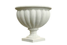 白色的古罗马风格和欧洲风格的陶土罐，用于花园植物，背景为白色，有剪枝路径，设计目的