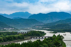 四川都江堰市的一个古老灌溉系统- -都江大坝全景