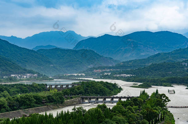 四川都江堰市的一个古老灌溉系统- -都江大坝全景