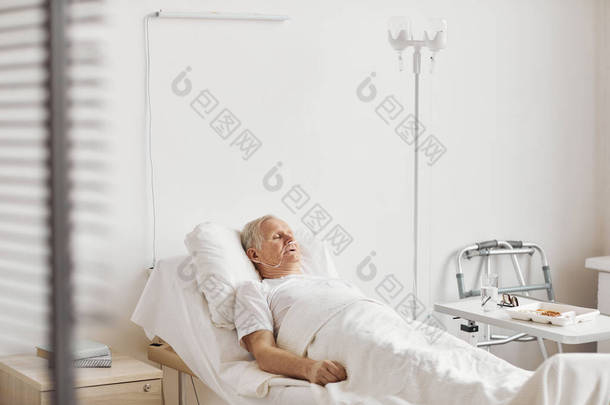 老年男子卧床画像，白色病房，有静脉滴注和氧气支撑，复制空间