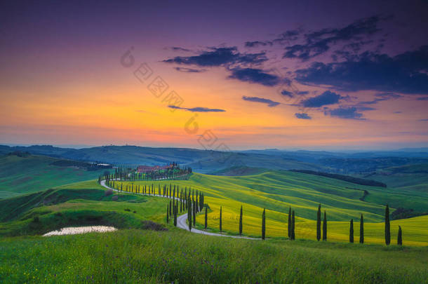 托斯卡纳美丽的夏日五彩缤纷的日落.意大利托斯卡纳Asciano, Tuscany, Europe