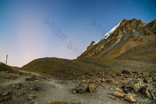 日出前到达索龙拉关和雅库峰的<strong>旅行路线</strong>。Annapurna电路旅行，尼泊尔.