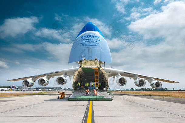 智利圣地亚哥、智利、南美洲都会区- -安托诺夫225型飞机也被称为AN-225型飞机，是<strong>世界上最大</strong>的飞机，机头向<strong>上</strong>倾斜，准备让货物进入机舱.